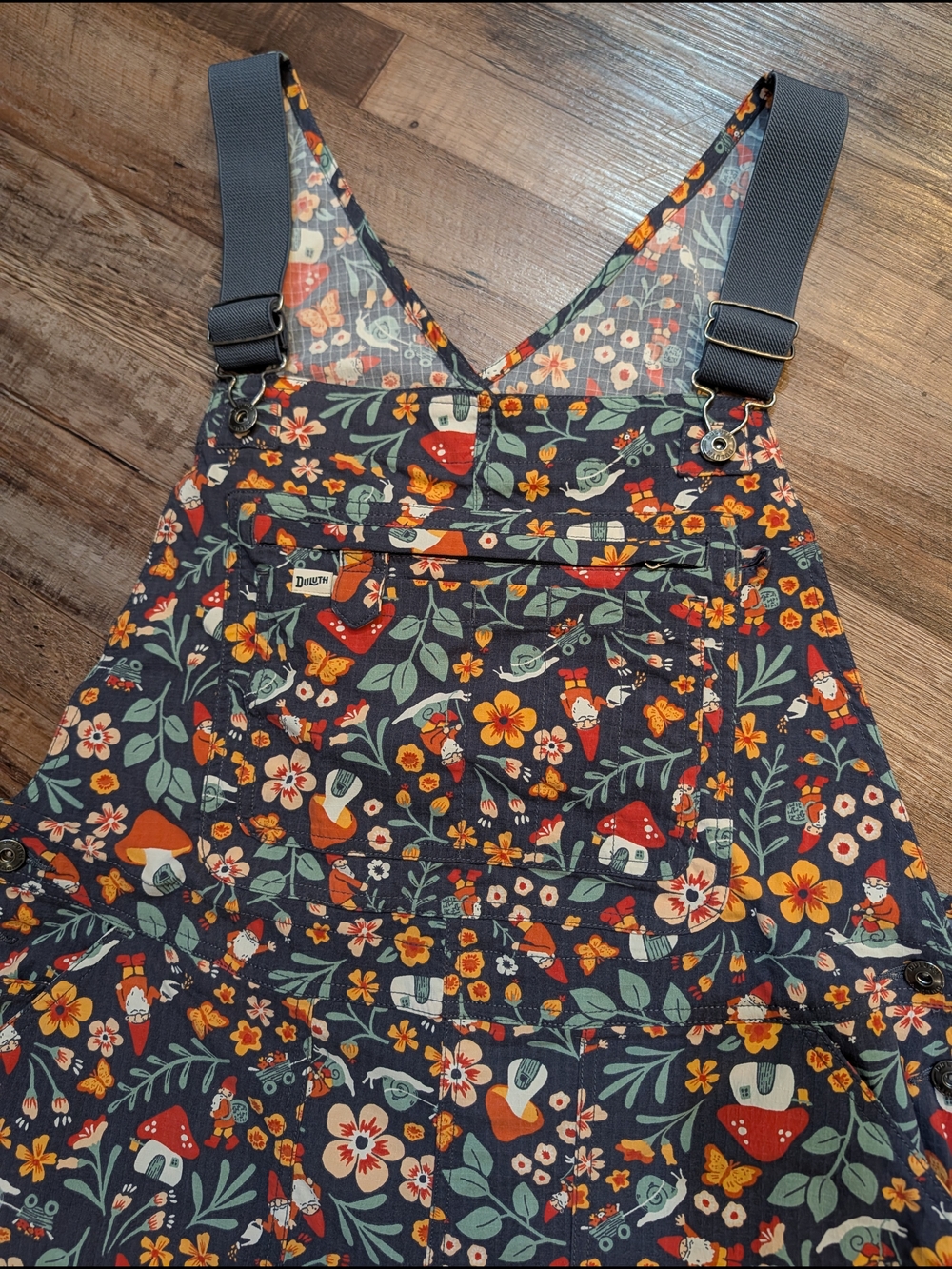 Duluth Heirloom Gardening Short Overalls Knome Mushroom Floral Snail Sz XL - Picture 3 of 16